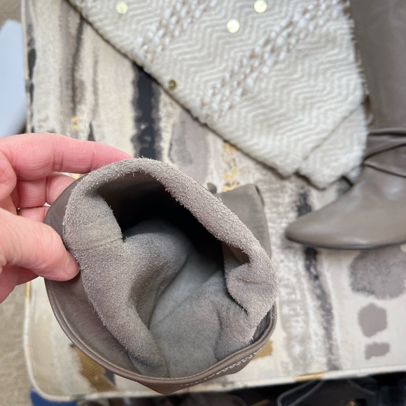 Taupe boots, new, with out tags - Picture 4 of 9